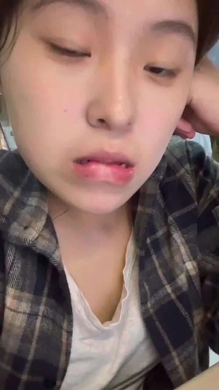 脚模面试脸足同框套路系列-190 女大表情丰富展示脚底[45V/463M]插图2