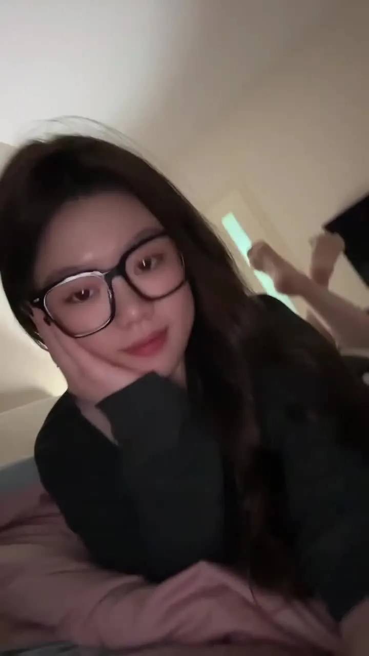 脚模面试脸足同框套路系列-184 金色指甲黑眼眶解解 [21V/194M]插图3