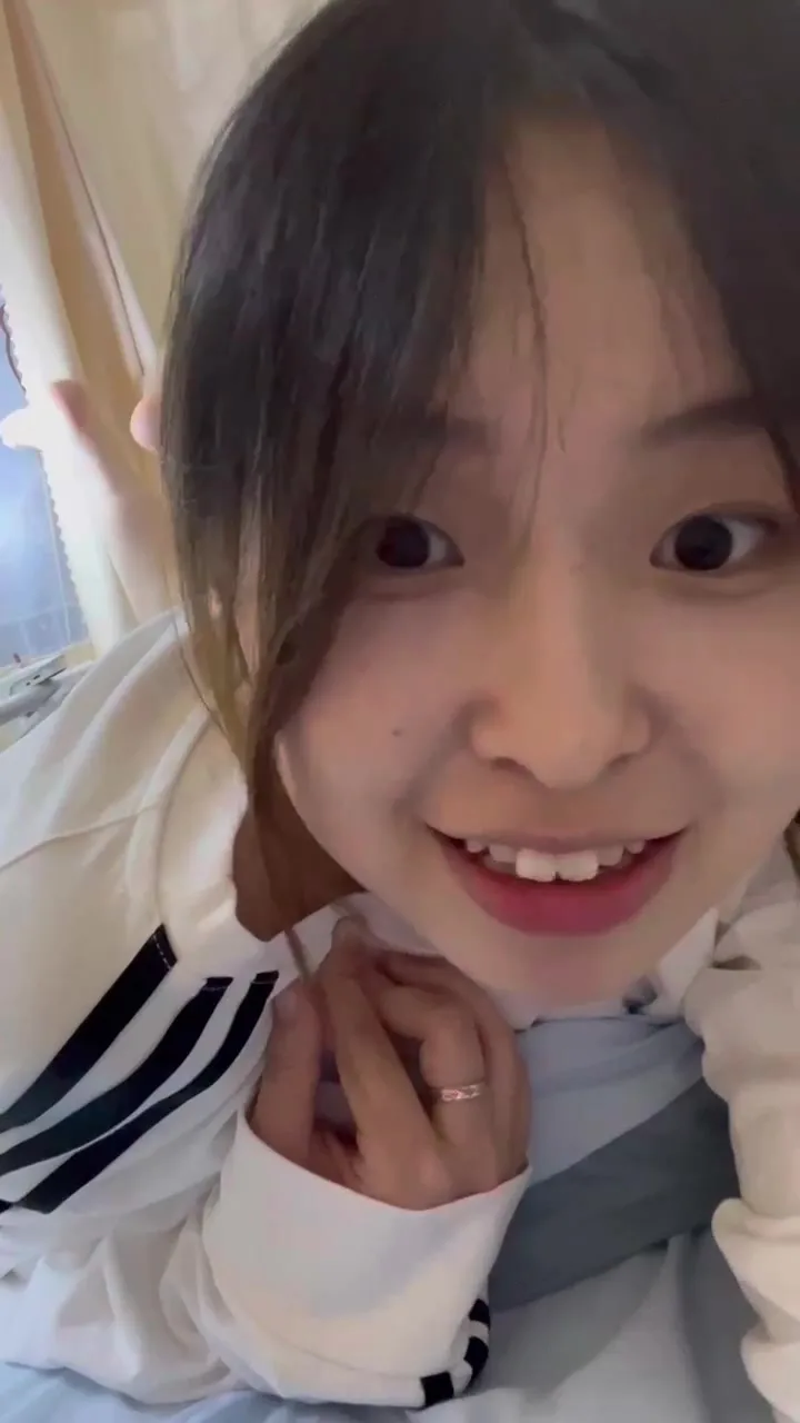 脚模面试脸足同框套路系列-190 女大表情丰富展示脚底[45V/463M]插图1