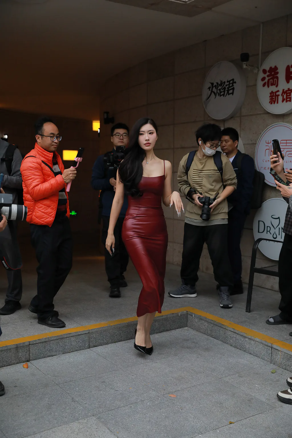 精选街拍作品 NO.6448 红色仅身皮裙[410P/407MB]插图1