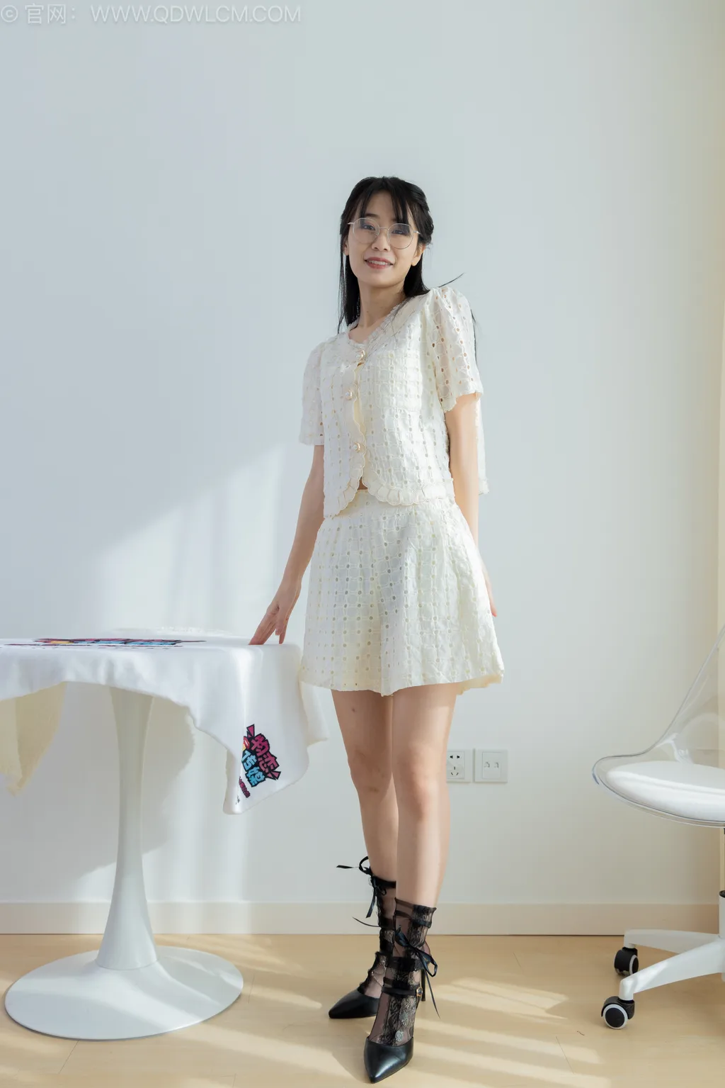 勿恋传媒 NO.2543 菜菜-高跟鞋、蕾SI短黑丝、裸足、银色脚链[150P/1V/3.68GB]插图1