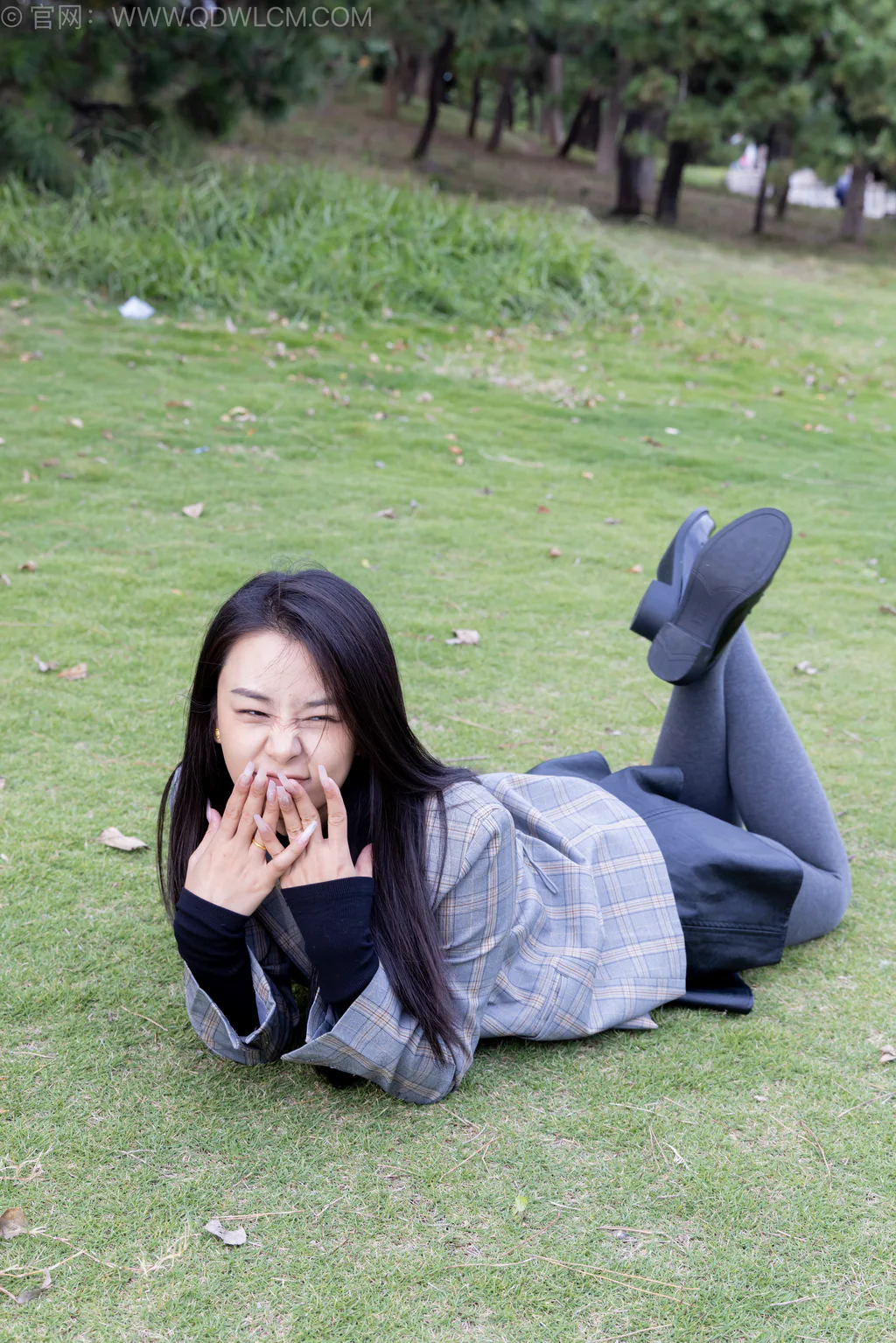 勿恋传媒 NO.2559 岚岚-皮鞋、厚灰丝、穿袜子[255P/1V/7.78GB]插图1