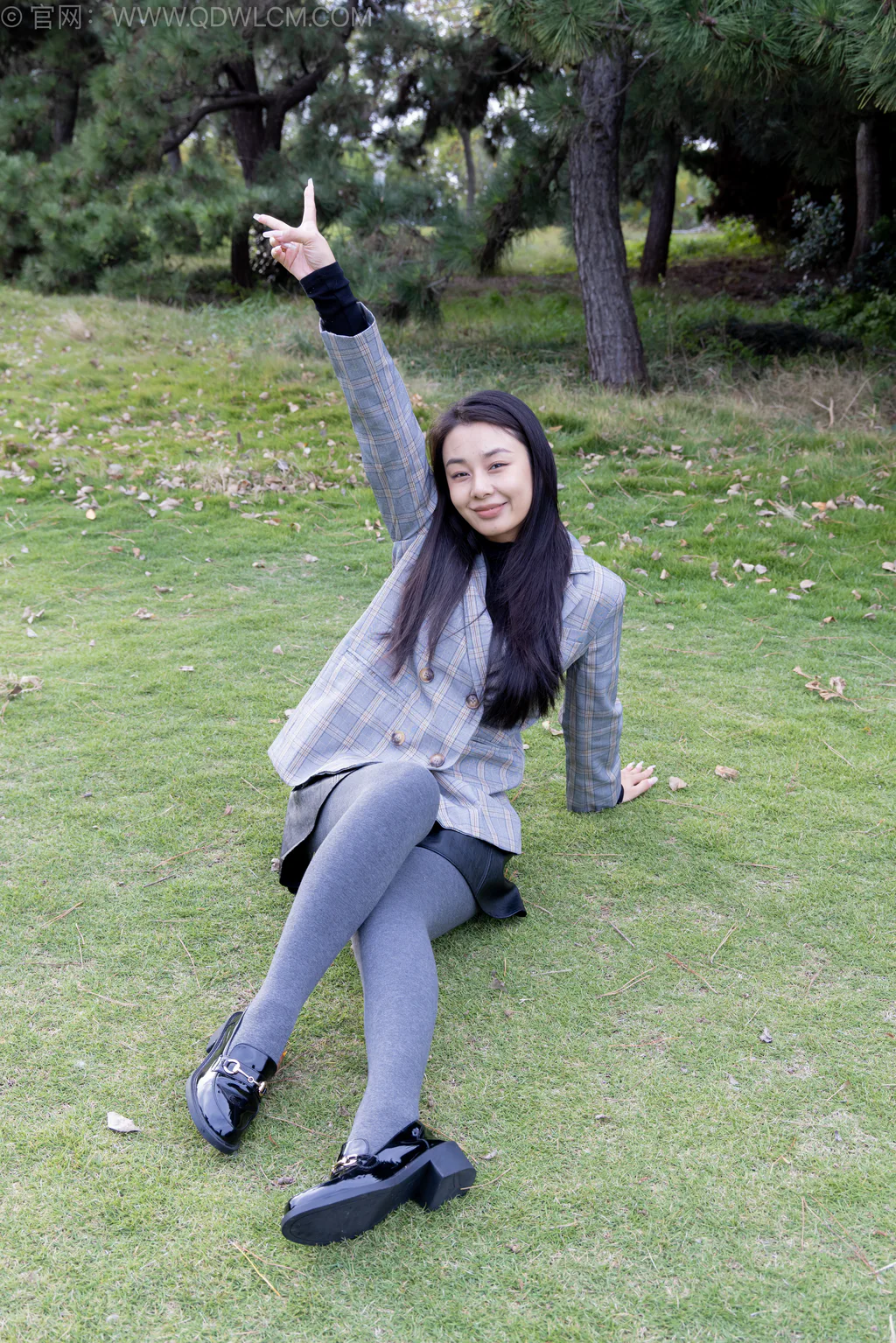 勿恋传媒 NO.2559 岚岚-皮鞋、厚灰丝、穿袜子[255P/1V/7.78GB]插图2