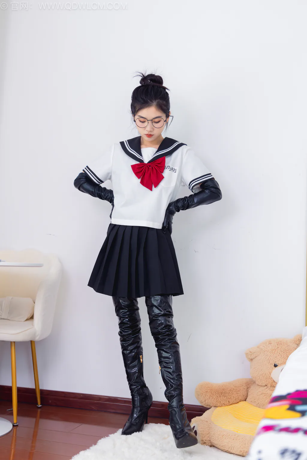 勿恋传媒 NO.2557 米米-高跟长靴、薄白丝、JK至服、皮手套[155P/1V/3.15GB]插图2