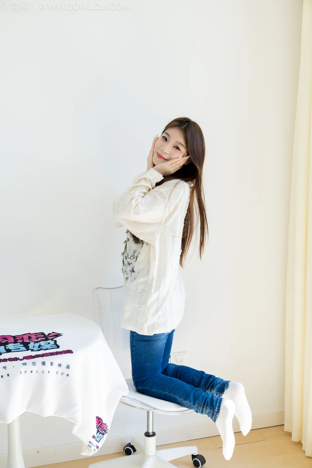 勿恋传媒 NO.2544 闪闪-帆布鞋、纯白棉袜、蓝色丝、裤里丝[160P/1V/4.37GB]插图2