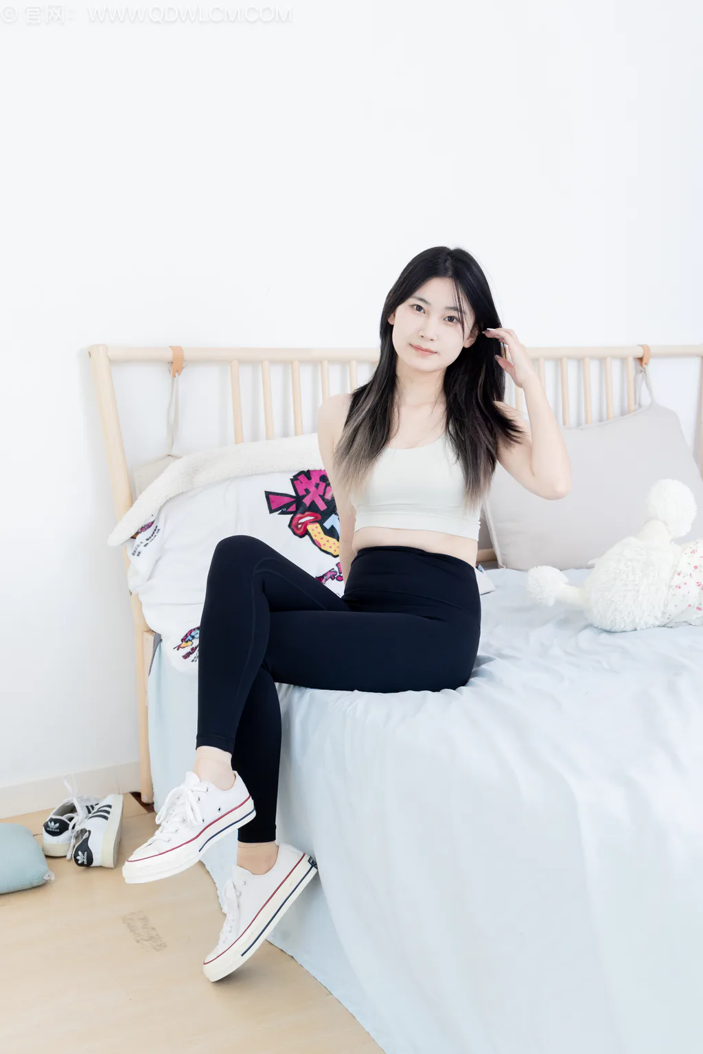 勿恋传媒 NO.2561 贝壳-板鞋、帆布鞋、短肉丝、瑜伽裤[165P/1V/4.84GB]插图2