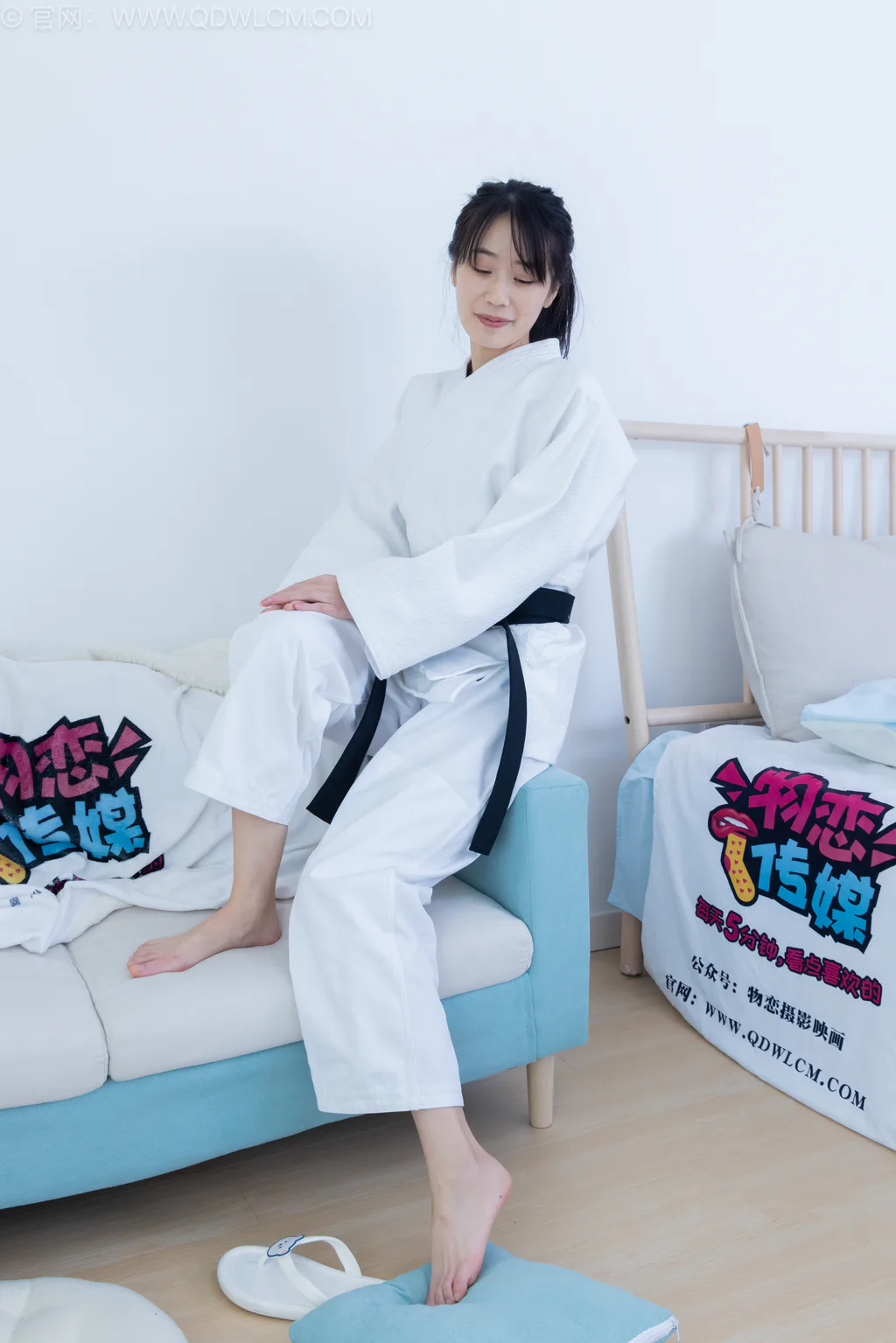 勿恋传媒 NO.2552 菜菜-人字拖、黑色踩脚裤袜、裸足、纯白棉袜[230P/1V/5.35GB]插图3