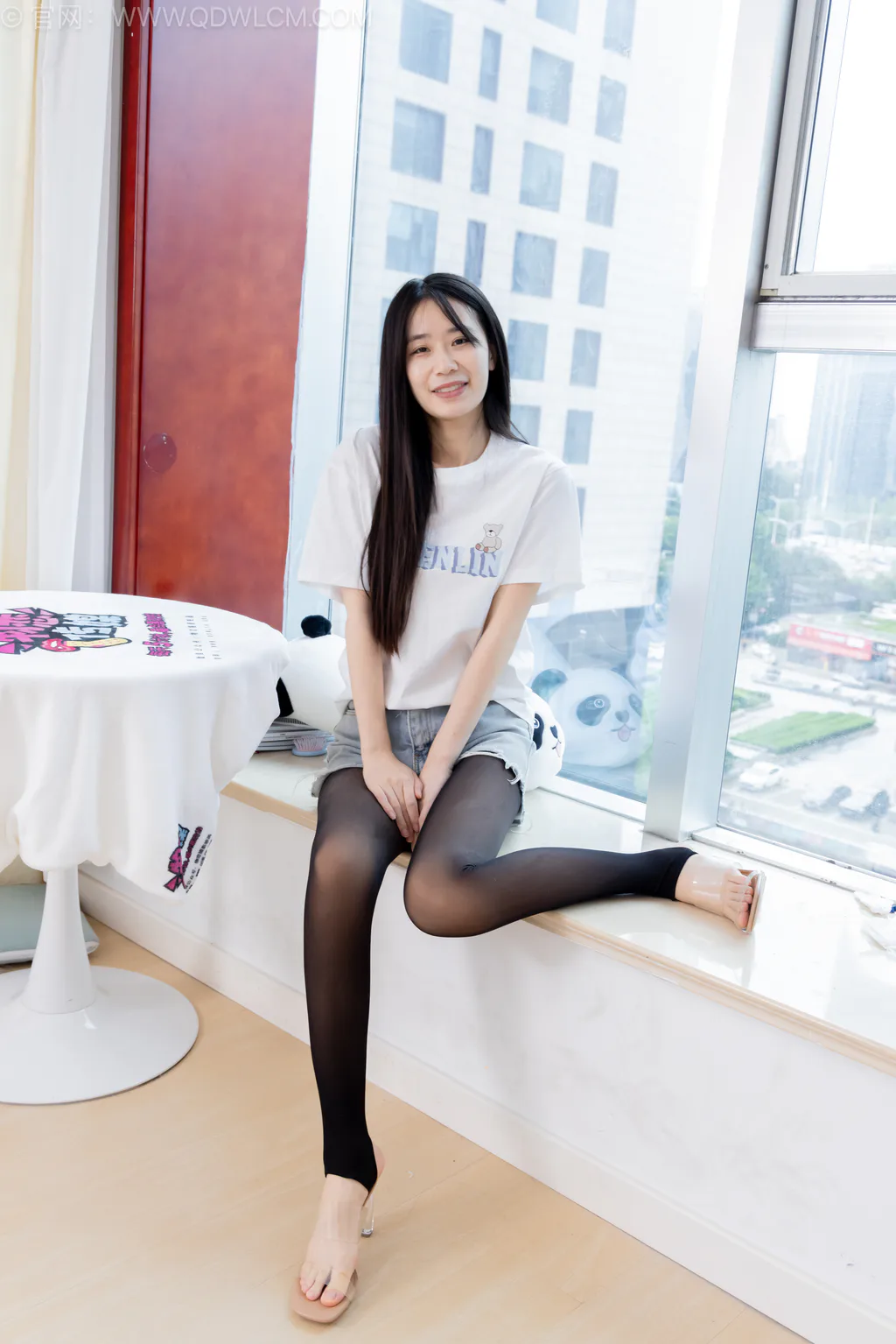 勿恋传媒 NO.2558 菜菜-高跟凉鞋、白棉袜、黑色踩脚裤、裸足[160P/1V/5.30GB]插图3