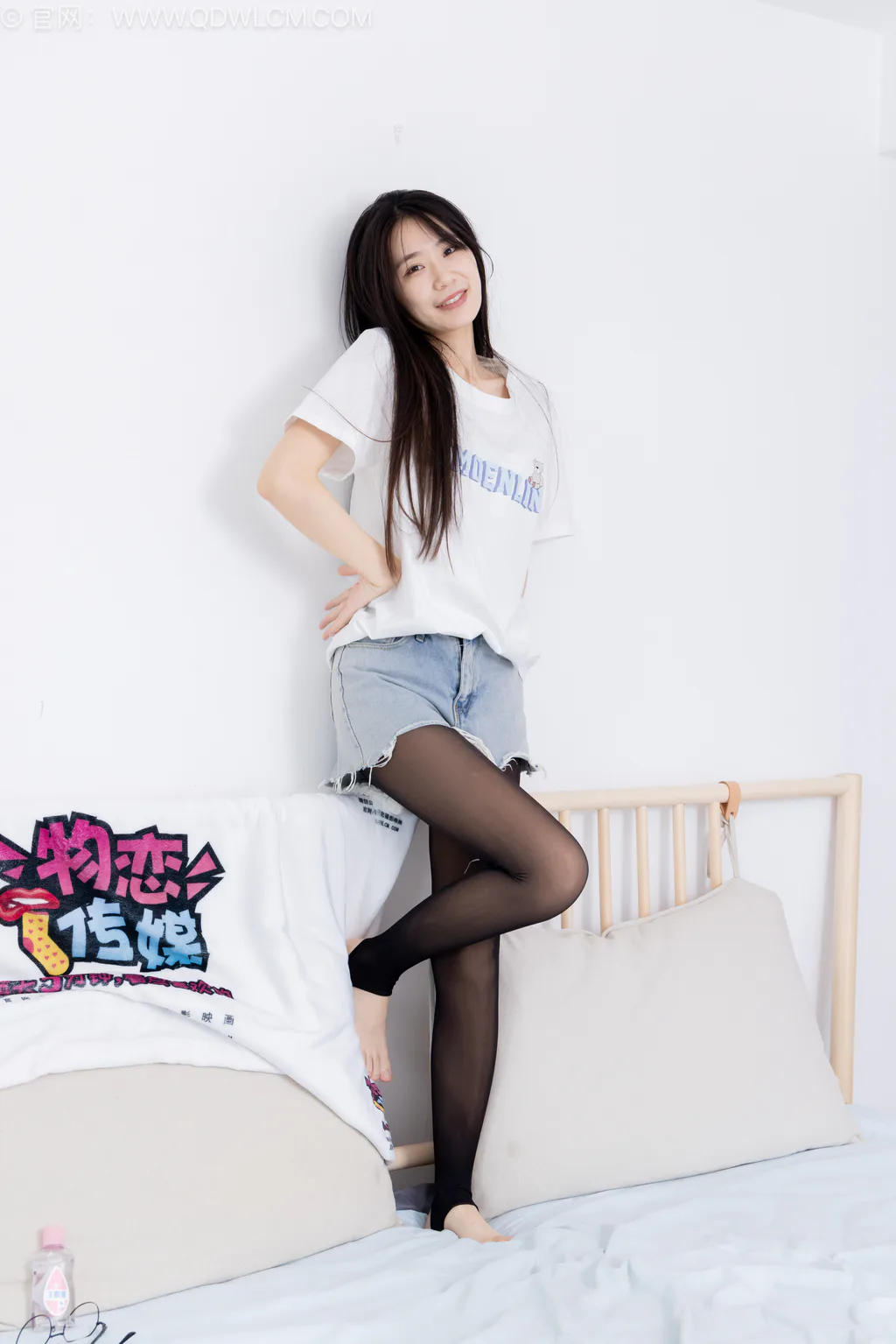 勿恋传媒 NO.2558 菜菜-高跟凉鞋、白棉袜、黑色踩脚裤、裸足[160P/1V/5.30GB]插图