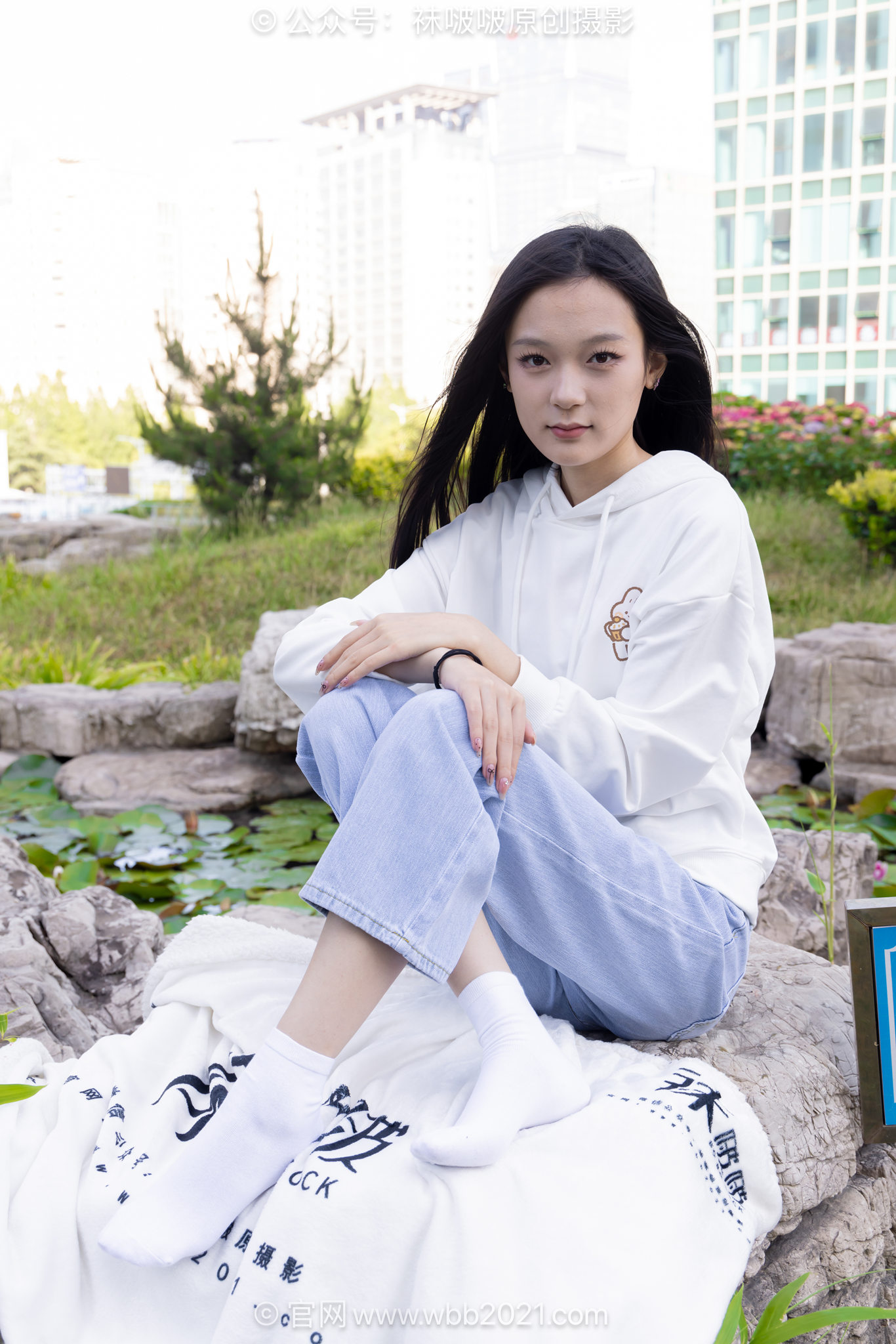 袜啵啵积分限定作品048期：焦糖-板鞋、白棉袜、裸足、两件上衣（卫衣、短袖）[149P/1V/6.46G]插图3