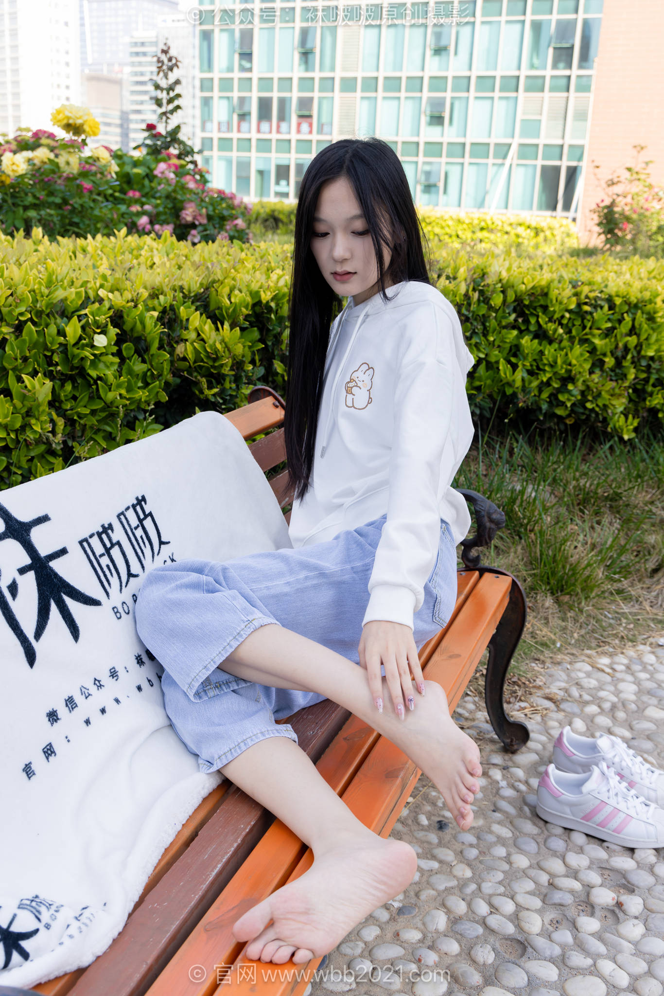 袜啵啵积分限定作品048期：焦糖-板鞋、白棉袜、裸足、两件上衣（卫衣、短袖）[149P/1V/6.46G]插图2