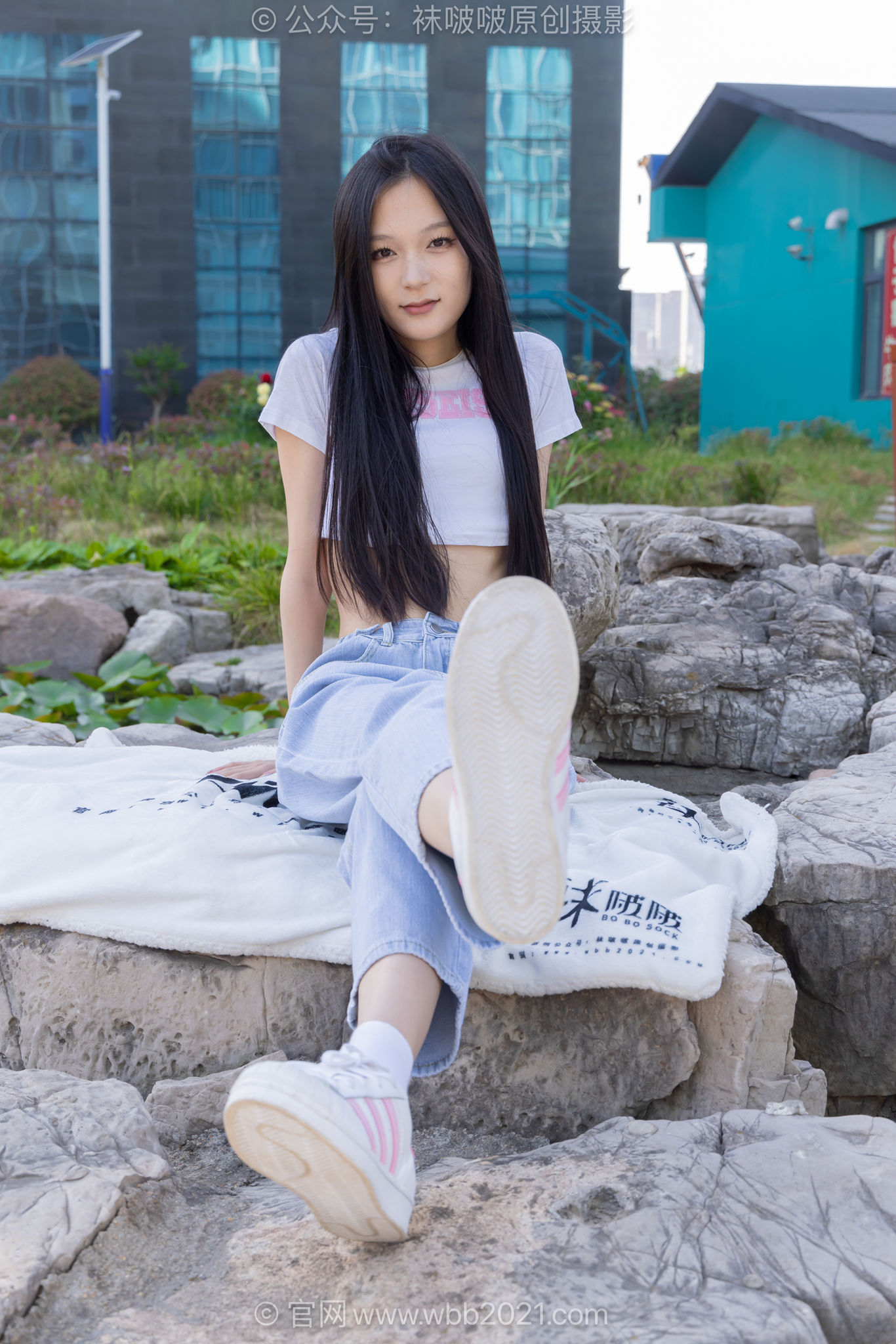 袜啵啵积分限定作品048期：焦糖-板鞋、白棉袜、裸足、两件上衣（卫衣、短袖）[149P/1V/6.46G]插图1