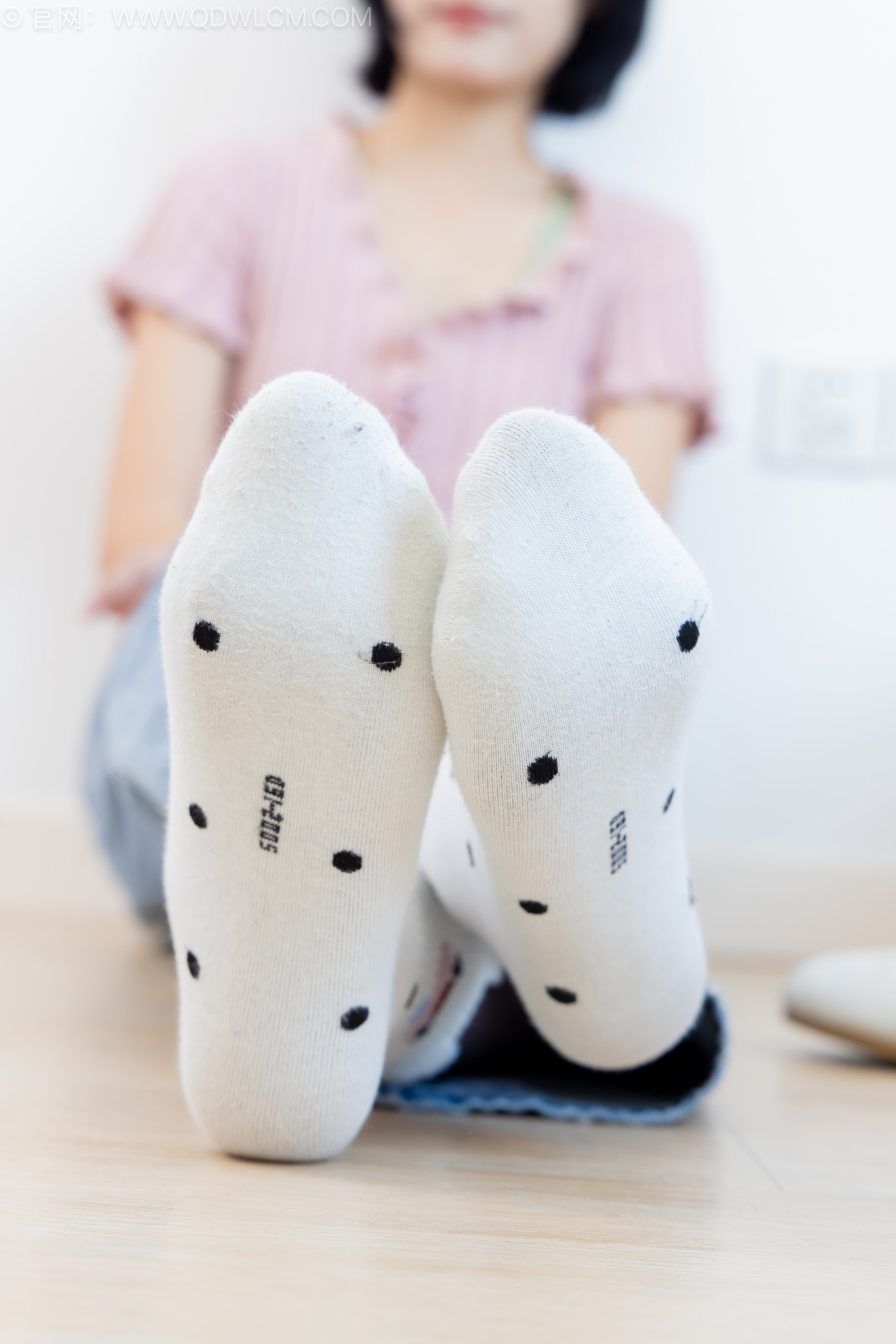 勿恋传媒2585期小爱-运动鞋、白棉袜、薄黑丝（脚尖加固款）、厚肉丝仅在黑丝内打底（全程叠穿）[149P/1V/3.64G]插图6