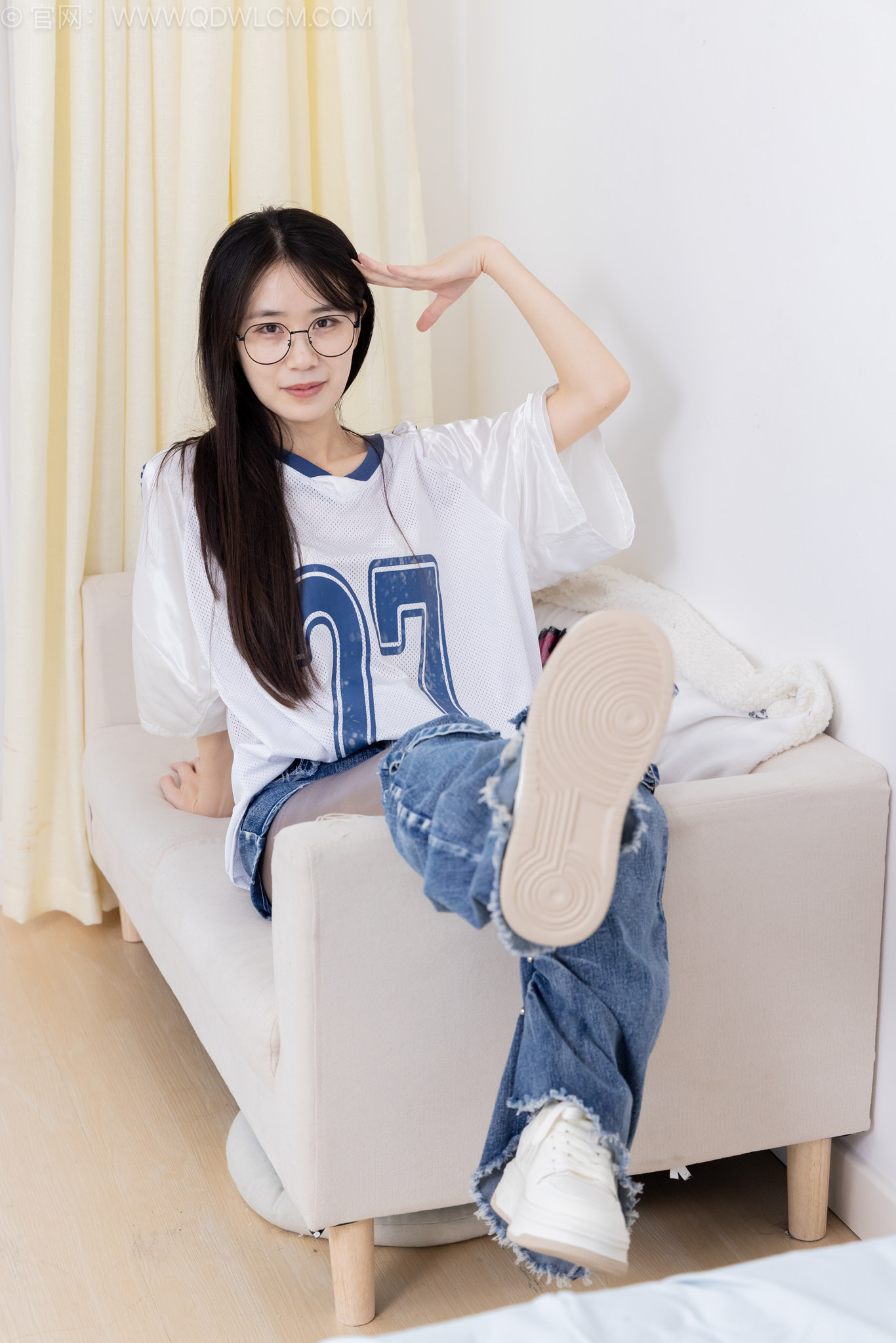 物恋2605期菜菜-板鞋、油亮薄黑丝（脚尖透明款）、可拆卸牛仔裤、裤里丝、丝袜淋精油搓脚剧情[150P/1V/4.17G]插图6