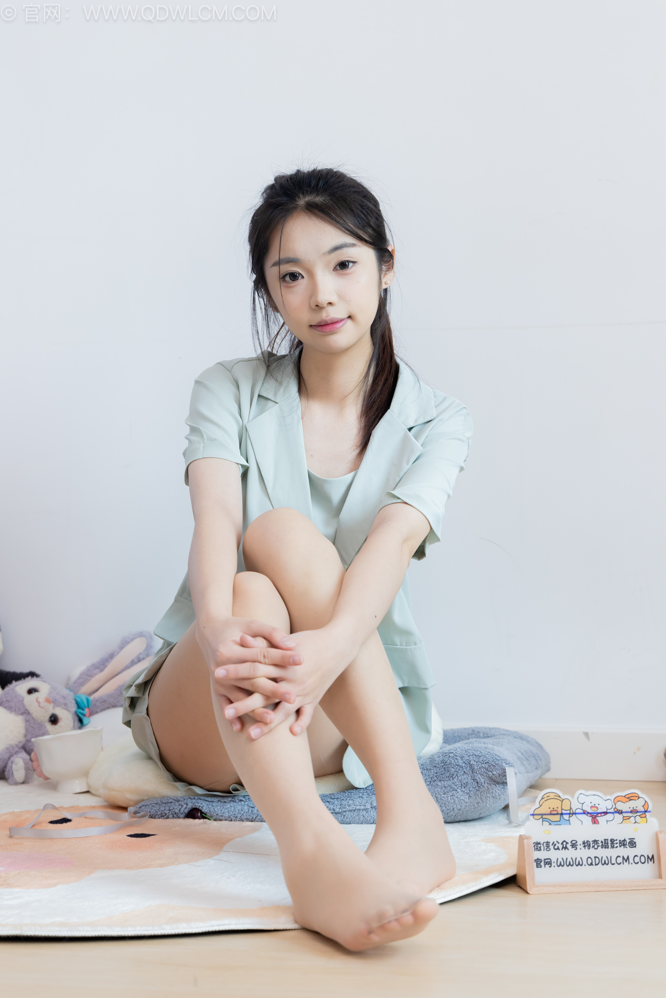 勿恋传媒2606期 青提-三双高跟鞋、薄肉丝（脚尖透明款）、裸足、视频为超近景特写[154P/1V/6.56G]插图3