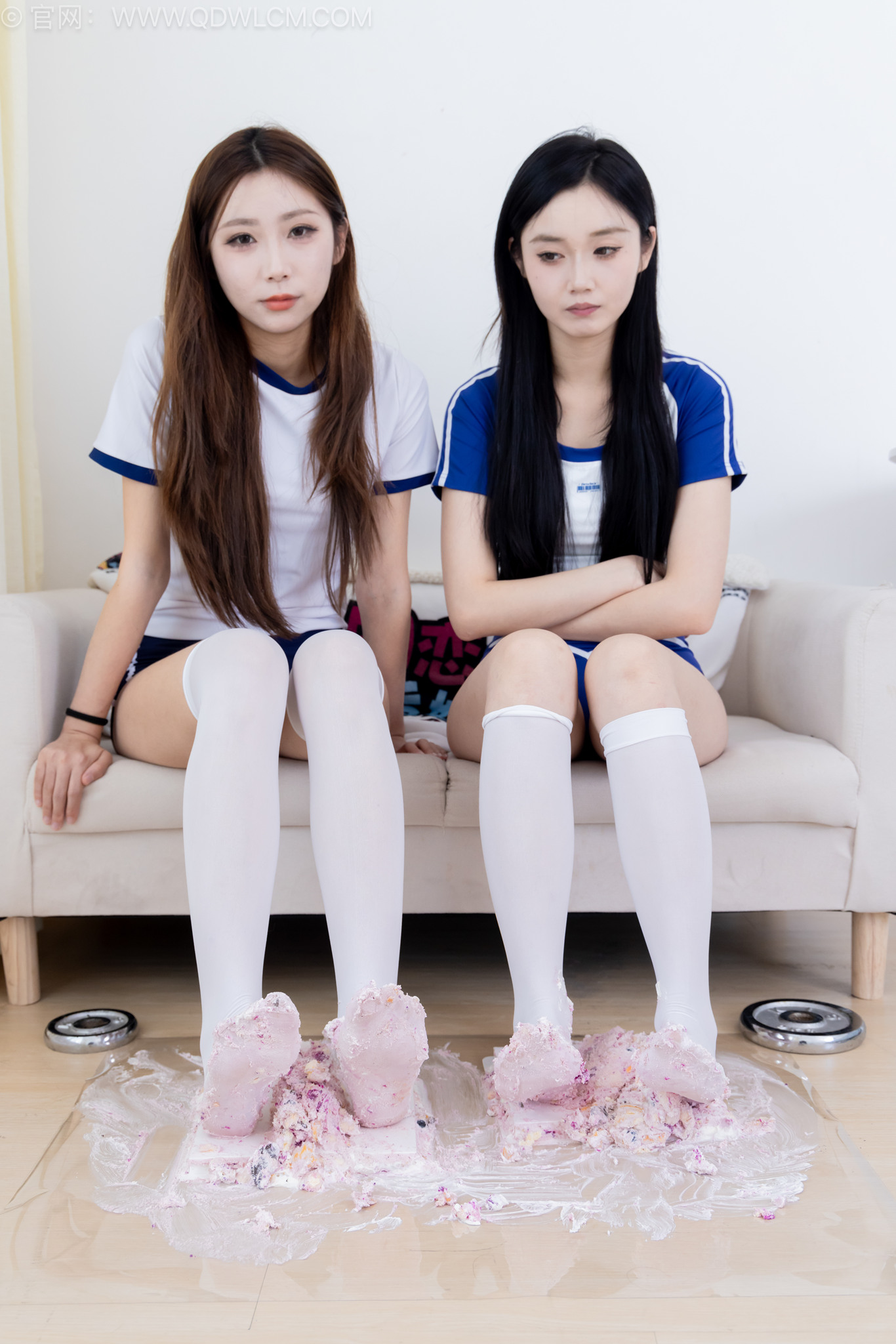 勿恋传媒2600期泡泡橙子-运动鞋、板鞋、厚白丝小腿袜、厚白丝过膝袜、裸足、体操服、丝袜裸足踩奶油蛋糕剧情[165P/1V/5.43G]插图8