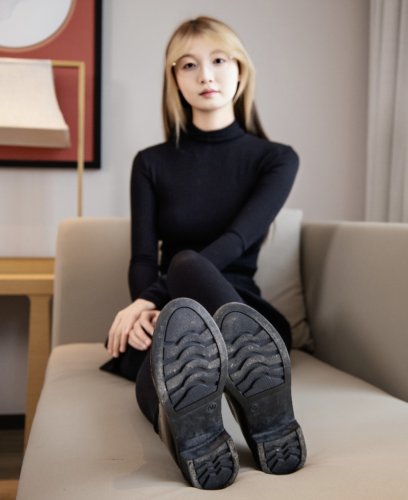 足愉心摄影第80期：模特糖豆（搭配：黑色仅身衣、黑色短裙、黑色丝袜、小皮鞋、裸足）完整版[135P/2V/10.55GB]插图3