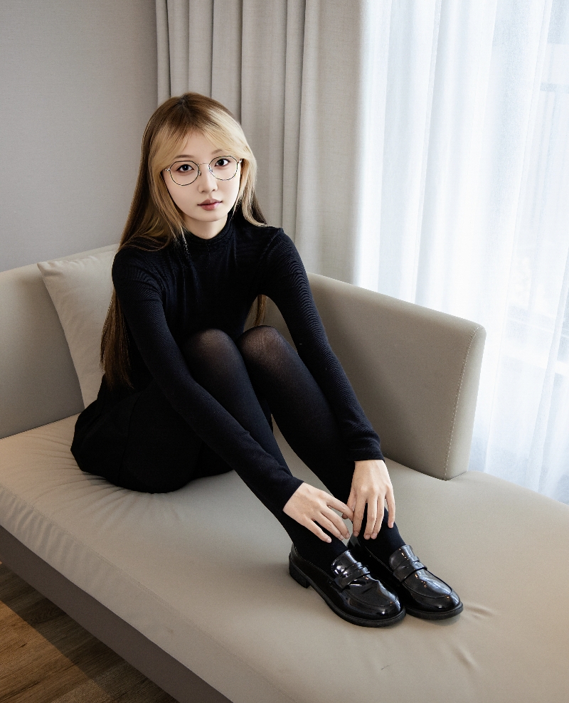 足愉心摄影第80期：模特糖豆（搭配：黑色仅身衣、黑色短裙、黑色丝袜、小皮鞋、裸足）完整版[135P/2V/10.55GB]插图4