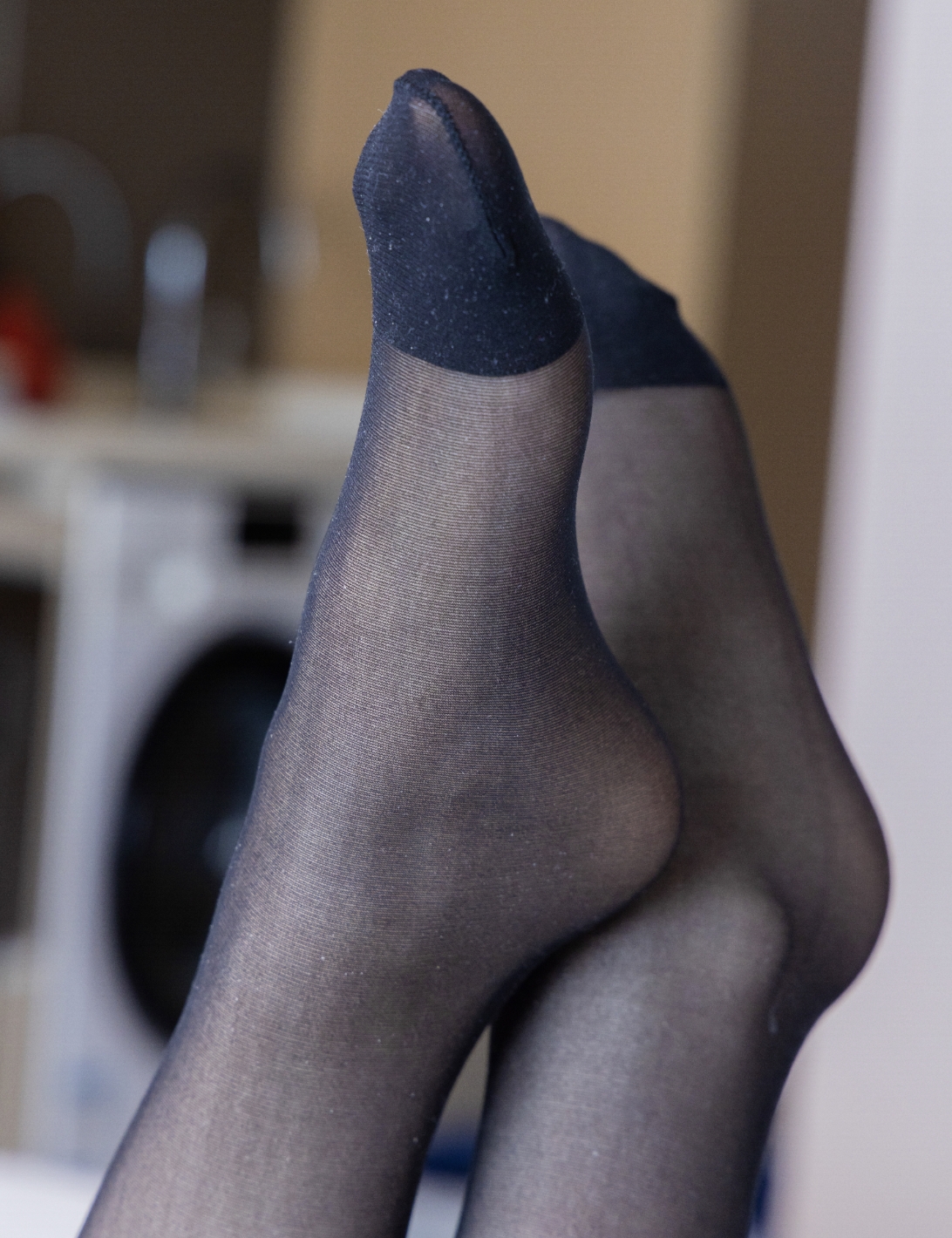 袜啵啵642期：甜甜圈-过膝靴、板鞋、白棉袜、薄黑丝（脚尖加固款）（152P+1V/7.23GB）插图