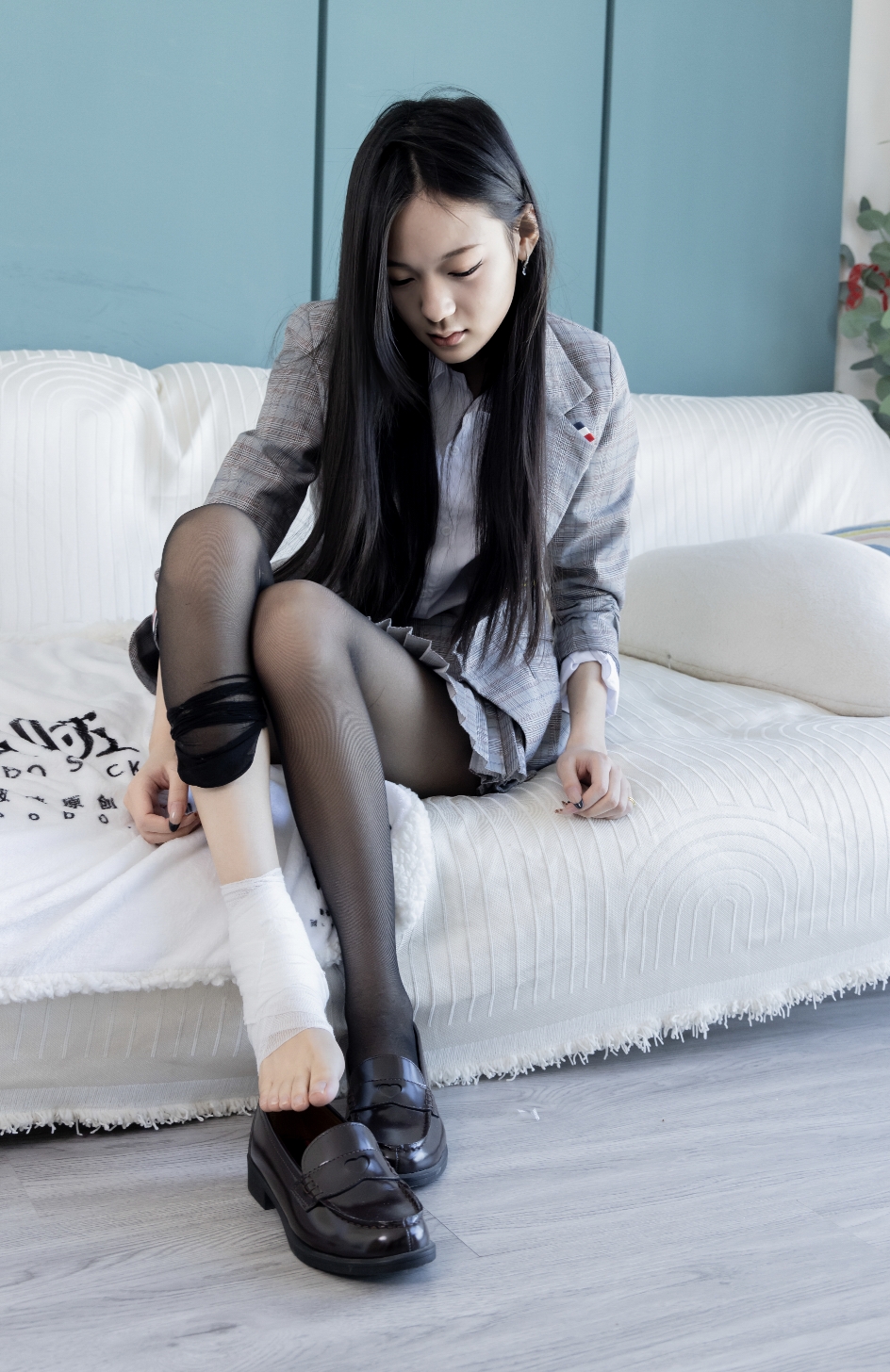 袜啵啵646期：焦糖-皮鞋、白棉袜、薄黑丝（脚尖微加固款）、一只脚缠着绷带并撕丝袜的剧情（绷带在丝袜里）[163P/1V/8.15GB]插图