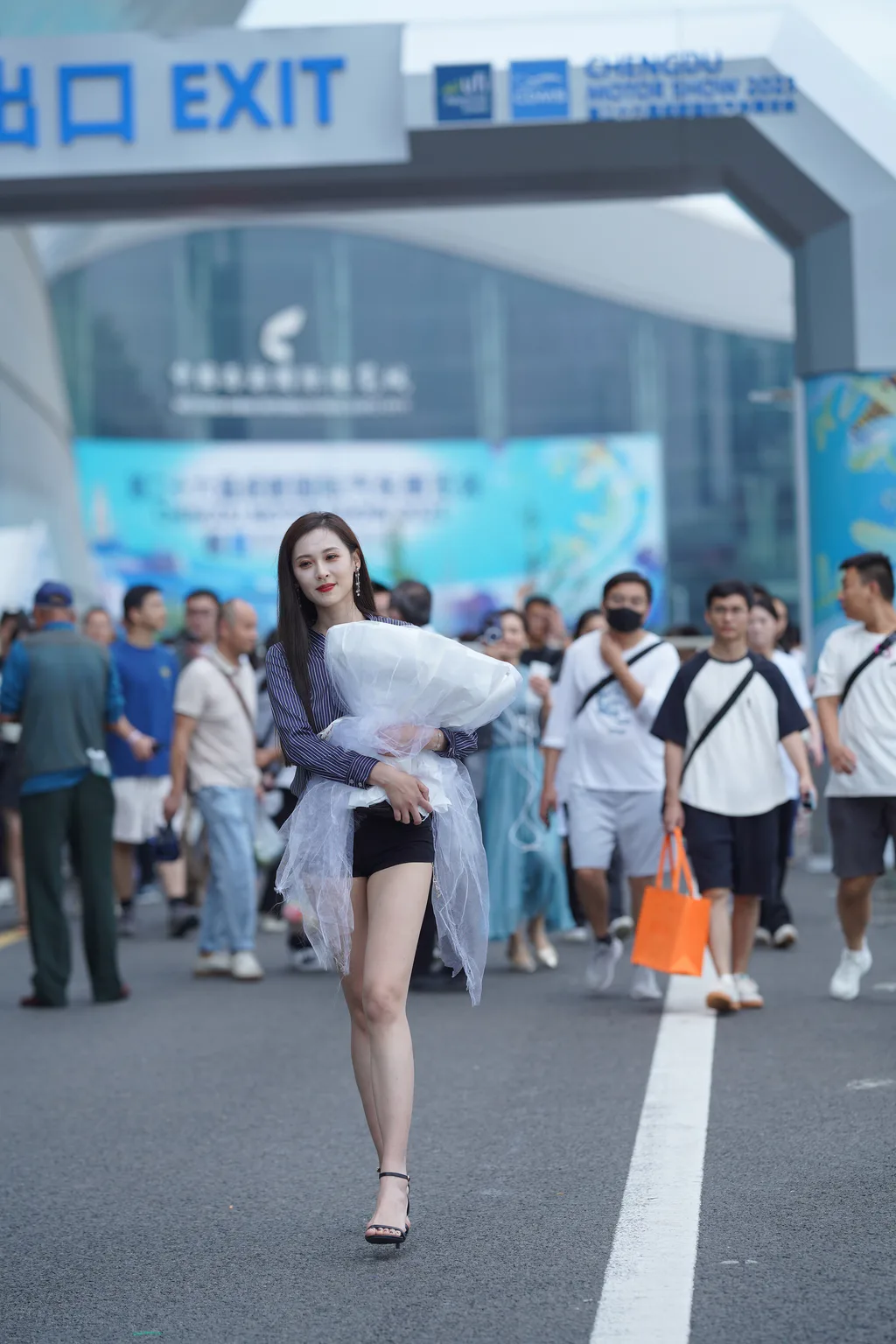 精选街拍作品 NO.6465 黑色短裤大长腿[124P/221MB]插图1