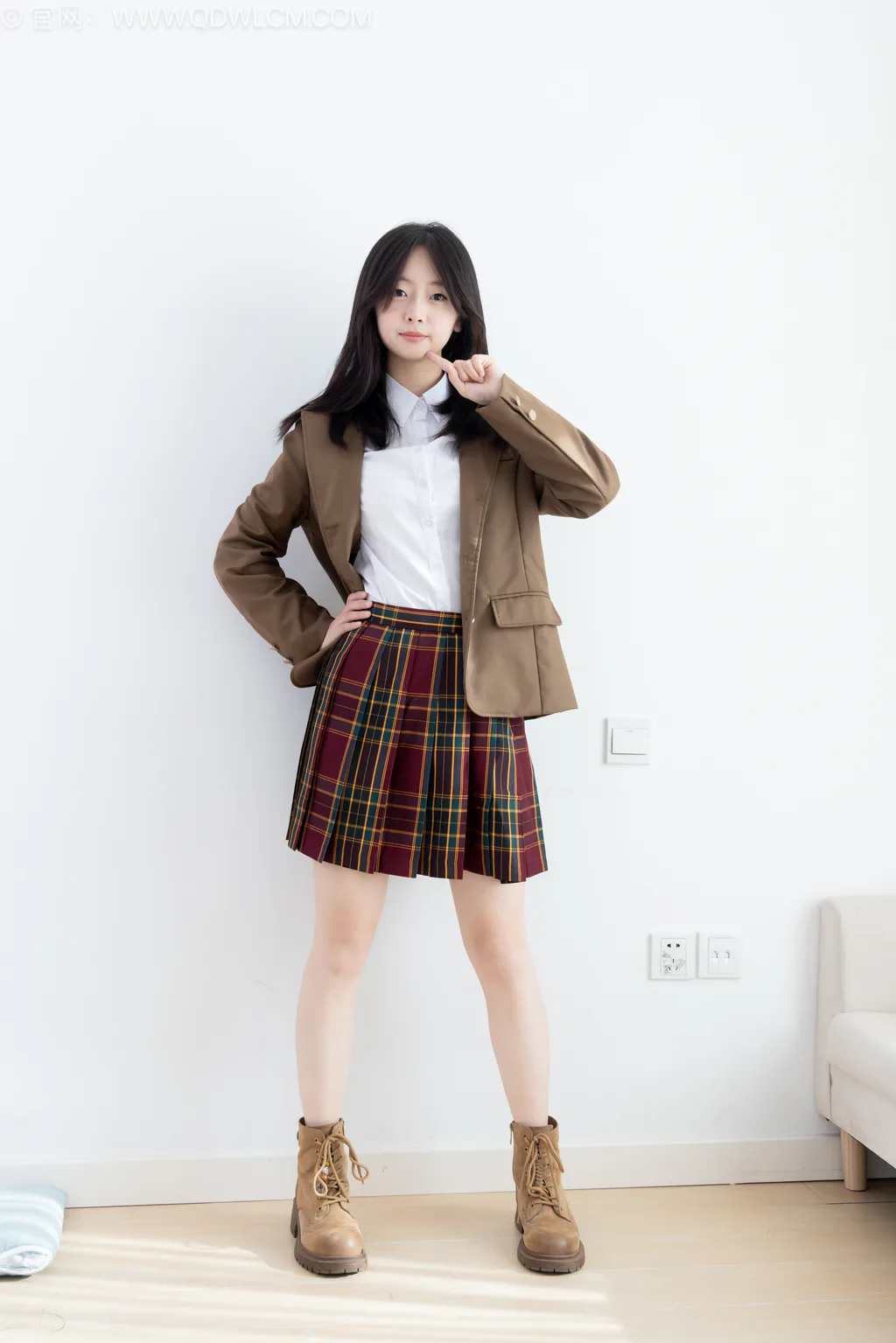 勿恋传媒 NO.2567 萌萌-短靴、白棉袜、裸足、jk至服[150P/1V/3.61GB]插图1