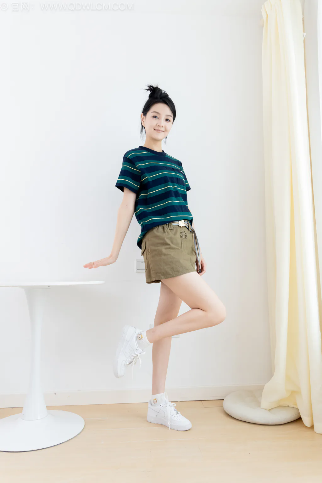 勿恋传媒 NO.2581 小熊-板鞋、白棉袜、裸足[150P/1V/3.57GB]插图1