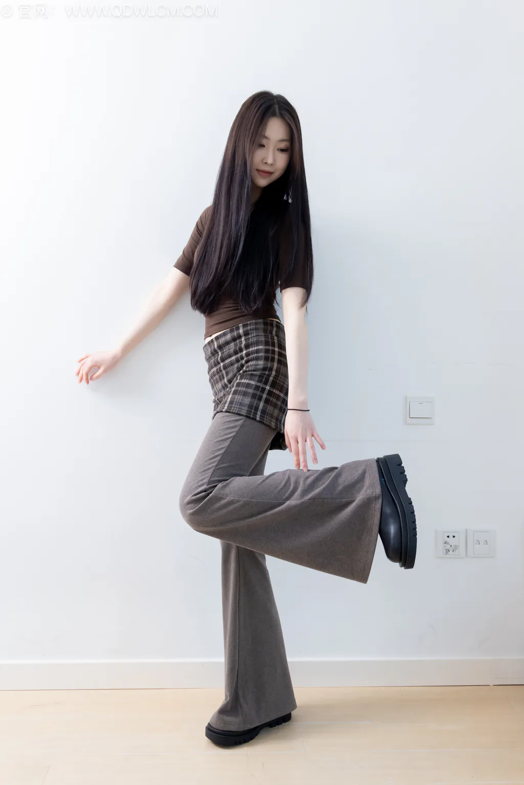 勿恋传媒 NO.2573 小羊-短靴、薄灰丝、裤里丝[157P/1V/4.21GB]插图1