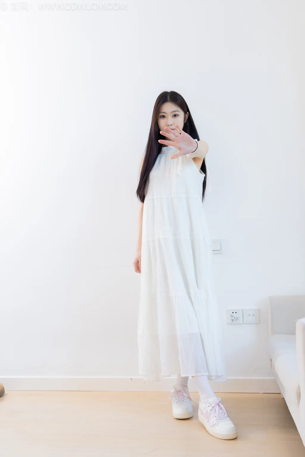 勿恋传媒 NO.2568 小羊-板鞋、白棉袜、裸足[153P/1V/3.32GB]插图1