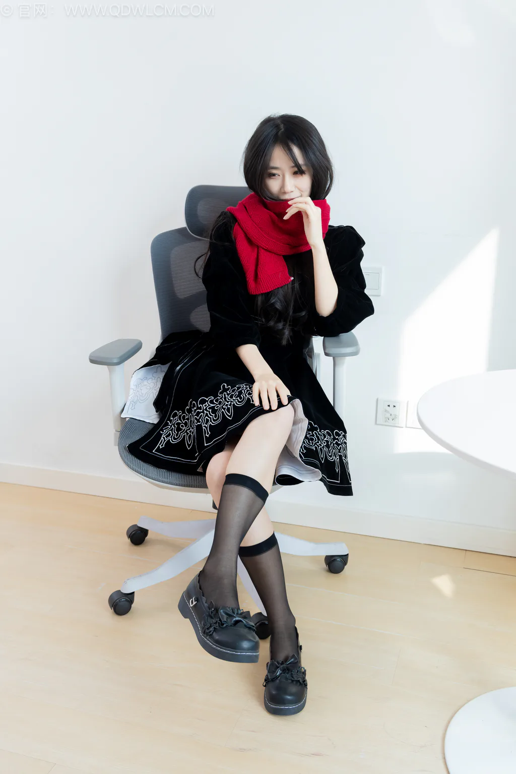 勿恋传媒 NO.2577 菜菜-皮鞋、小腿薄黑丝、裸足[305P/1V/6.35GB]插图2