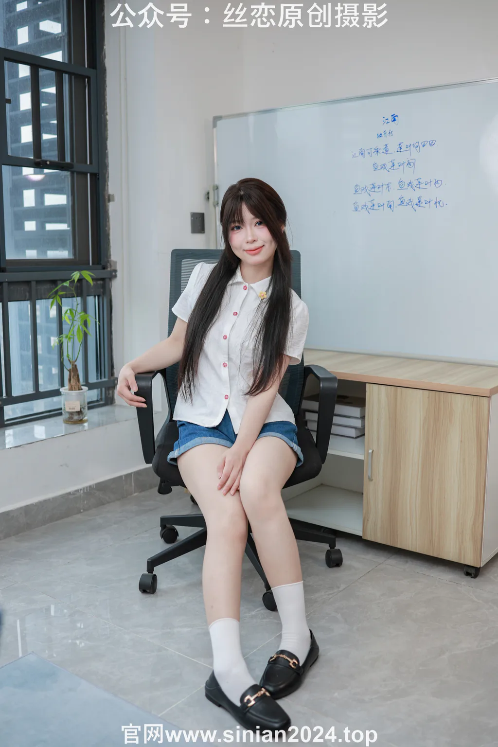 丝恋摄影 NO.038 泡芙-白色小衬衫 牛仔短裤 白棉袜 黑色小皮鞋[310P/1V/4.74GB]插图3