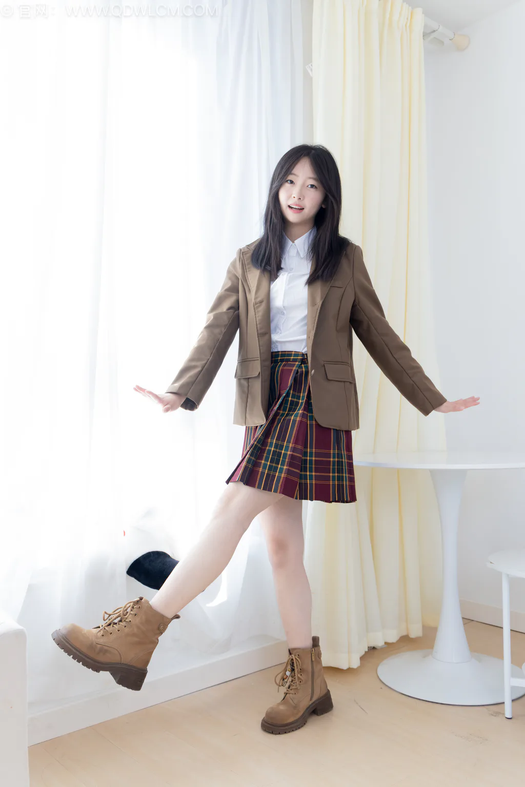 勿恋传媒 NO.2567 萌萌-短靴、白棉袜、裸足、jk至服[150P/1V/3.61GB]插图2