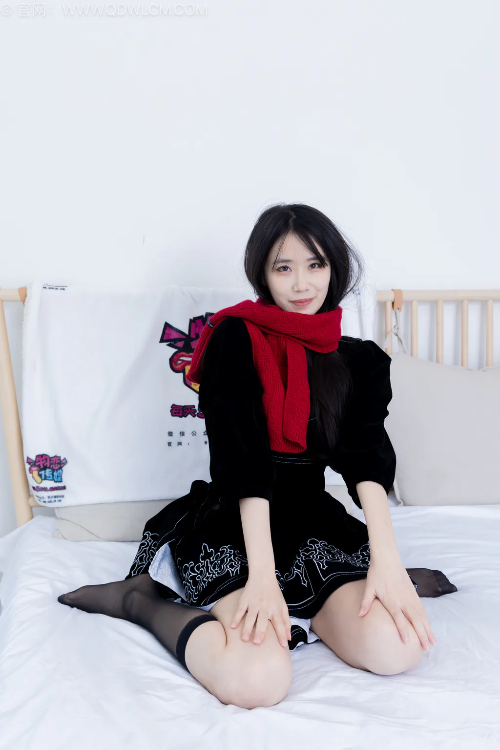 勿恋传媒 NO.2577 菜菜-皮鞋、小腿薄黑丝、裸足[305P/1V/6.35GB]插图3