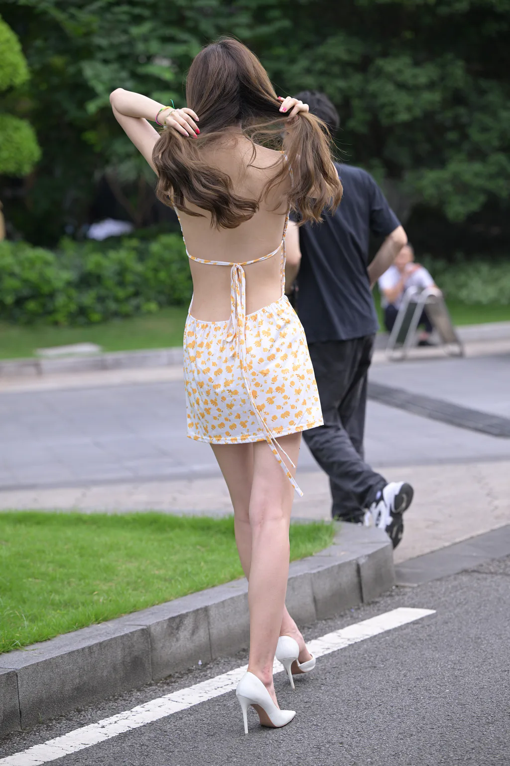 精选街拍作品 NO.6480 淡雅黄吊带露背裙[182P/358MB]插图3