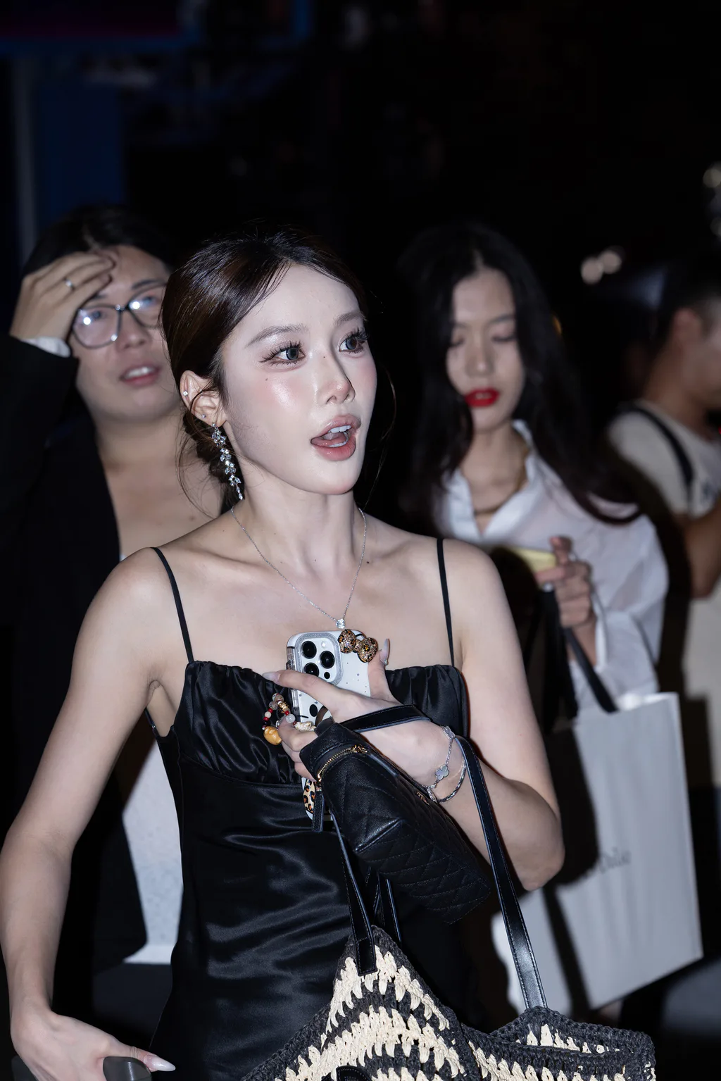 精选街拍作品 NO.6536 顶级名媛白富美玉足[95P/148MB]插图