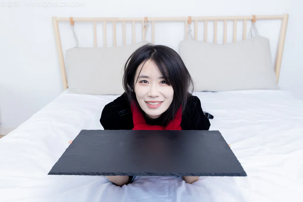 勿恋传媒 NO.2577 菜菜-皮鞋、小腿薄黑丝、裸足[305P/1V/6.35GB]插图