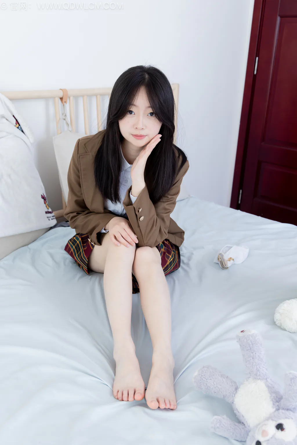 勿恋传媒 NO.2567 萌萌-短靴、白棉袜、裸足、jk至服[150P/1V/3.61GB]插图