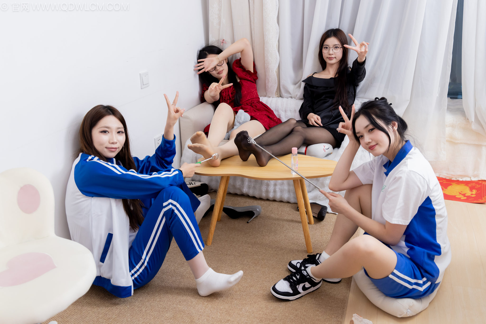 勿恋传媒2637期：茯苓泡泡橙子奶糖-两双板鞋、两双高跟鞋、短白棉袜、薄肉丝（脚尖加固款）、薄黑丝（脚尖微加固款）、薄白丝（脚尖加固款）、薄肉丝（脚尖透明款）、裤里丝、新年祝福，脚对脚，互相给脚涂婴儿油用老头乐互挠脚等剧情[178P/1V/7.64G]插图2