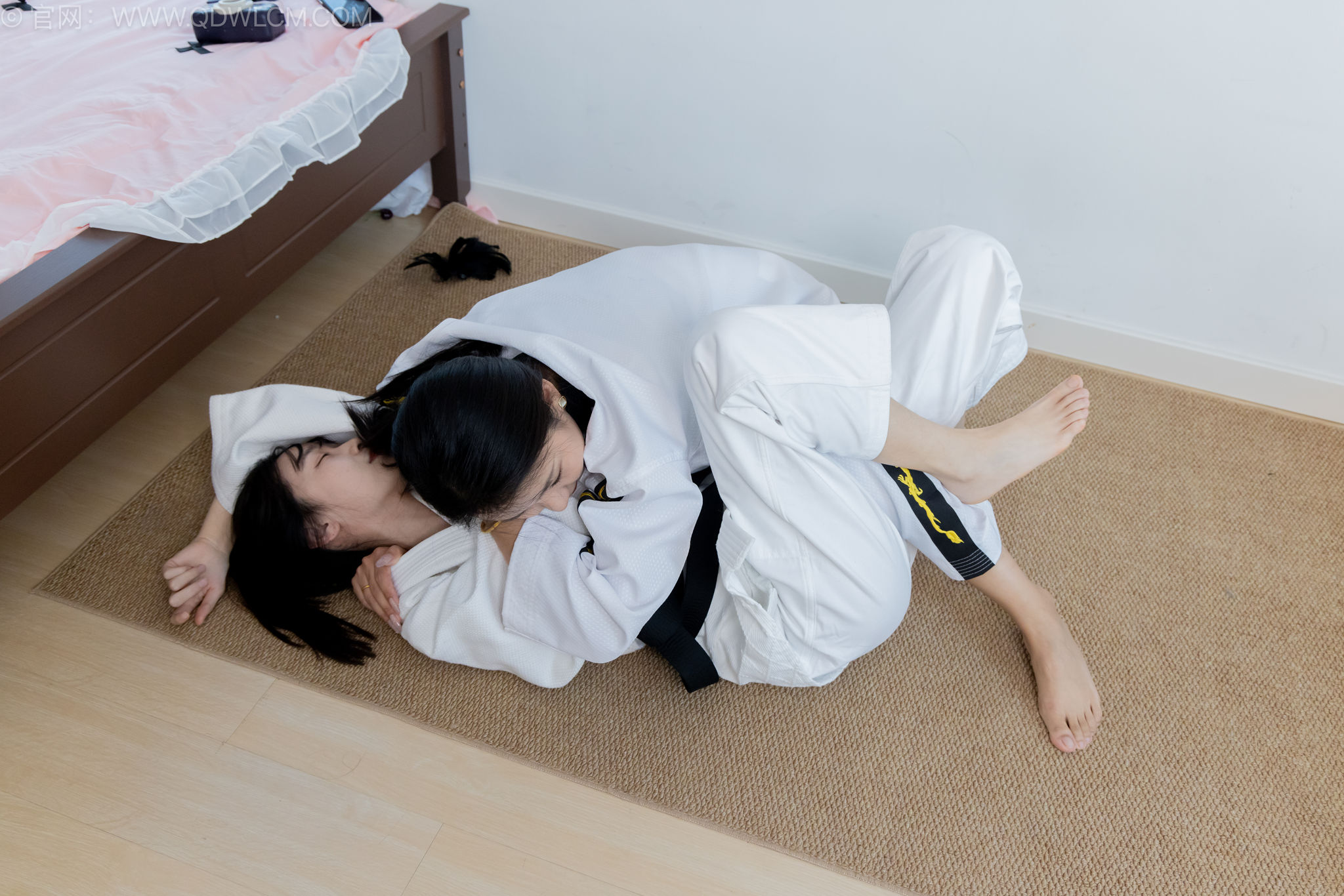 勿恋传媒2643菜菜岚岚-两双帆布鞋、薄肉丝（脚尖微加固款）、裤里丝、裸足、跆拳道服、两人模拟跆拳道打斗剧情[328P/1V/9.62G]插图8