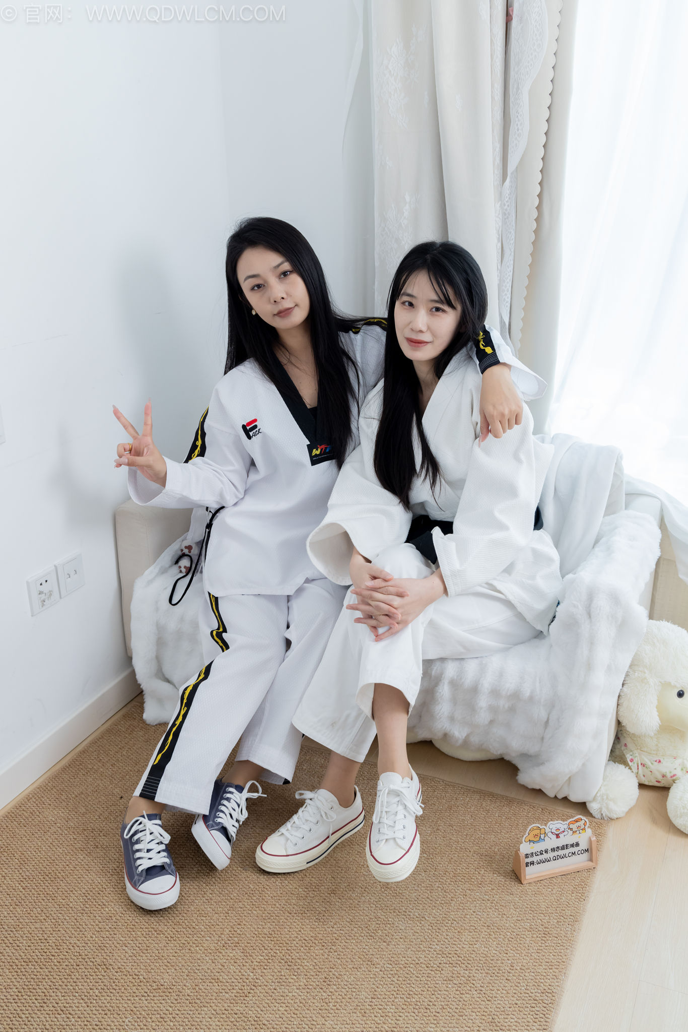 勿恋传媒2643菜菜岚岚-两双帆布鞋、薄肉丝（脚尖微加固款）、裤里丝、裸足、跆拳道服、两人模拟跆拳道打斗剧情[328P/1V/9.62G]插图9