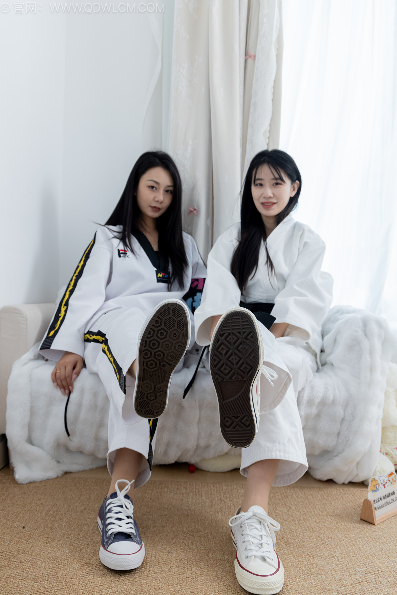 勿恋传媒2643菜菜岚岚-两双帆布鞋、薄肉丝（脚尖微加固款）、裤里丝、裸足、跆拳道服、两人模拟跆拳道打斗剧情[328P/1V/9.62G]插图6