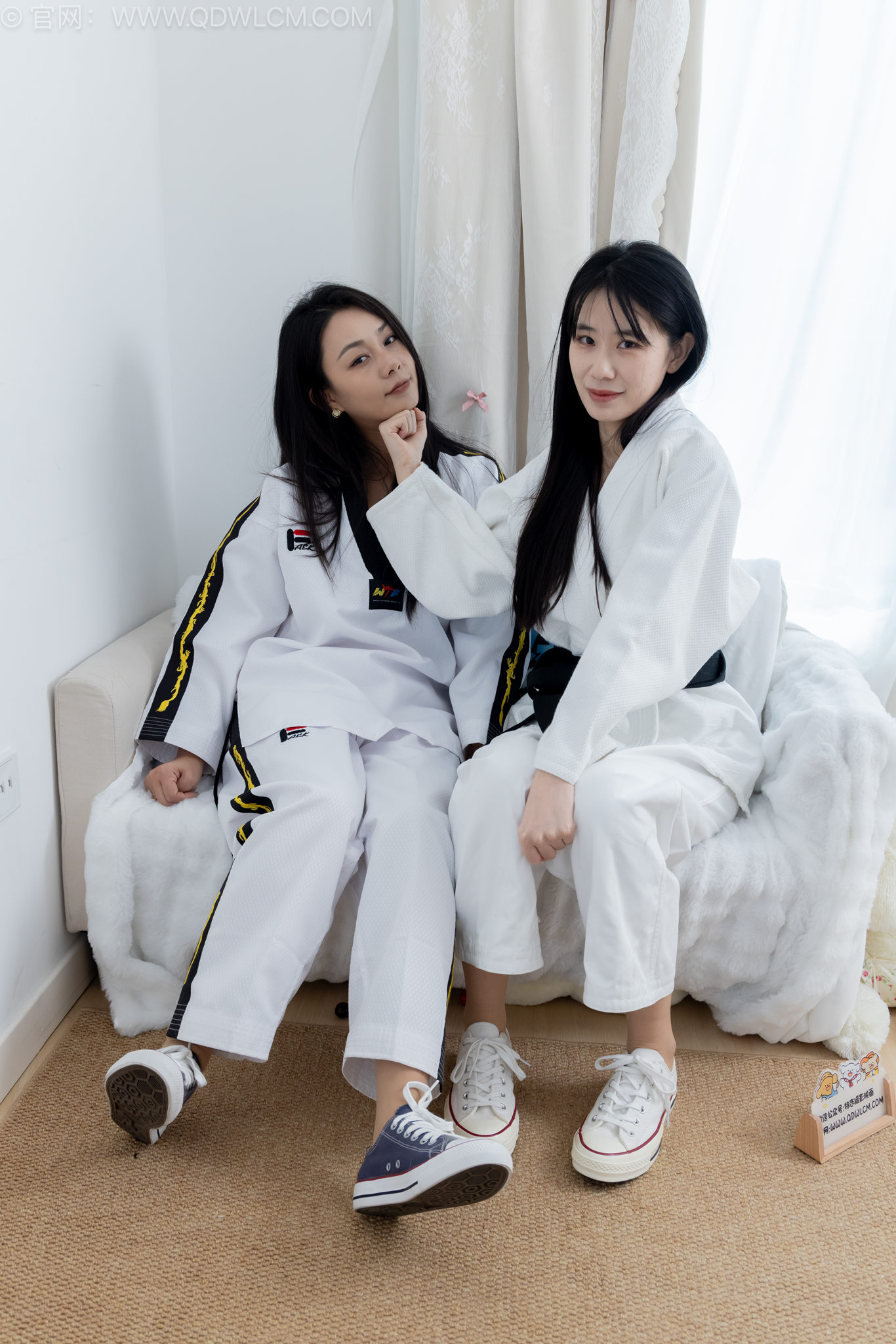 勿恋传媒2643菜菜岚岚-两双帆布鞋、薄肉丝（脚尖微加固款）、裤里丝、裸足、跆拳道服、两人模拟跆拳道打斗剧情[328P/1V/9.62G]插图2