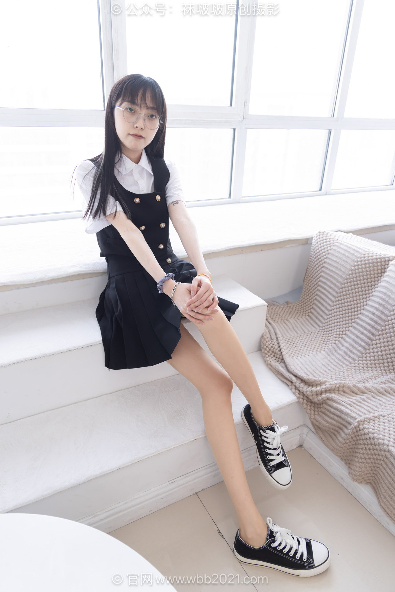 袜啵啵657花絮版稚予-板鞋、帆布鞋、油亮薄肉丝（脚尖透明款）、薄肉丝（脚尖微加固款）、裸足、jk至服、包含牛奶泡脚，踩酸奶剧情[155P/1V/4.9G]插图5