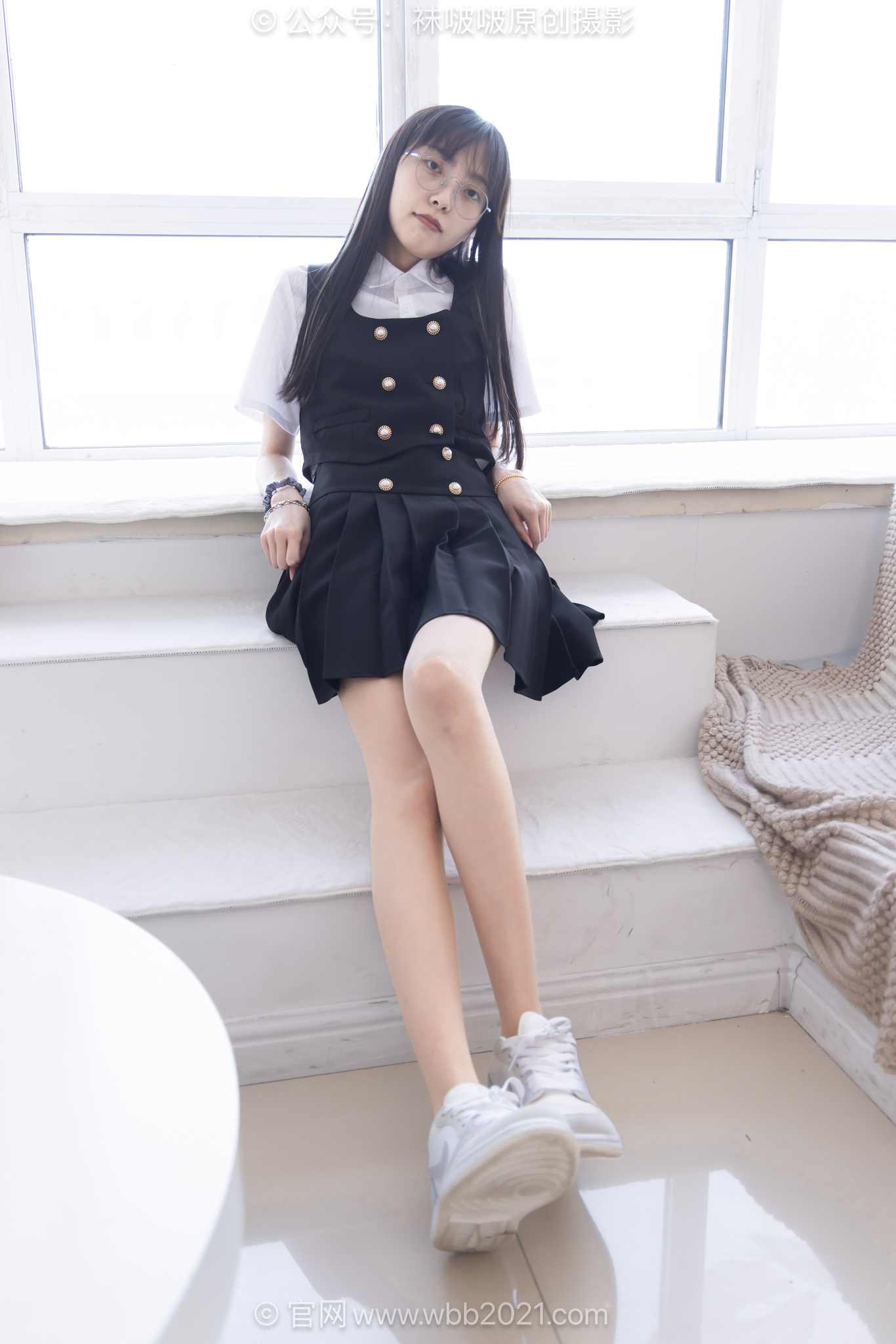 袜啵啵657花絮版稚予-板鞋、帆布鞋、油亮薄肉丝（脚尖透明款）、薄肉丝（脚尖微加固款）、裸足、jk至服、包含牛奶泡脚，踩酸奶剧情[155P/1V/4.9G]插图8