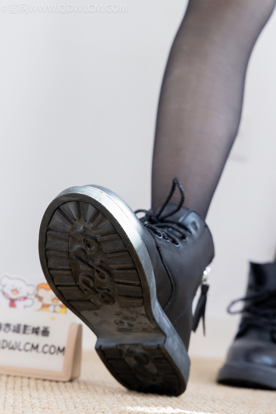 勿恋传媒2608期：萌萌-马丁靴、薄黑丝（脚尖加固款）[143P/1V/4.18GB]插图5