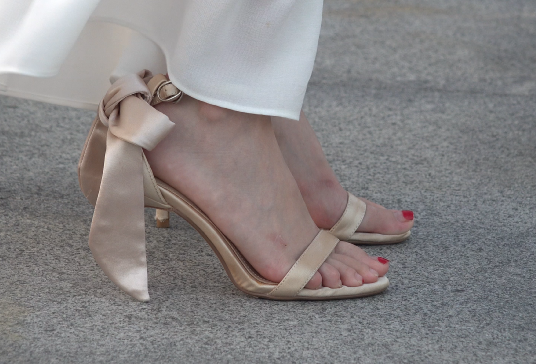 街拍白色连衣裙小解解高跟凉鞋裸足[1V/3.78G]插图2