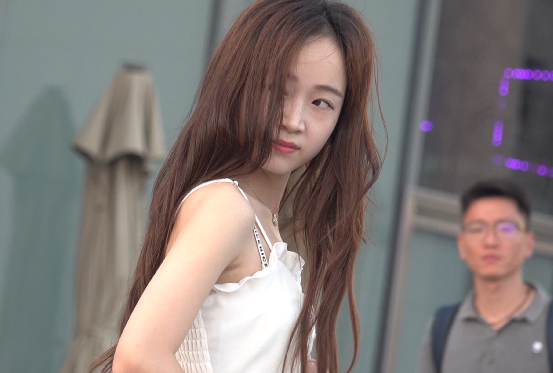 街拍白色连衣裙小解解高跟凉鞋裸足[1V/3.78G]插图