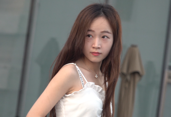 街拍白色连衣裙小解解高跟凉鞋裸足[1V/3.78G]插图4