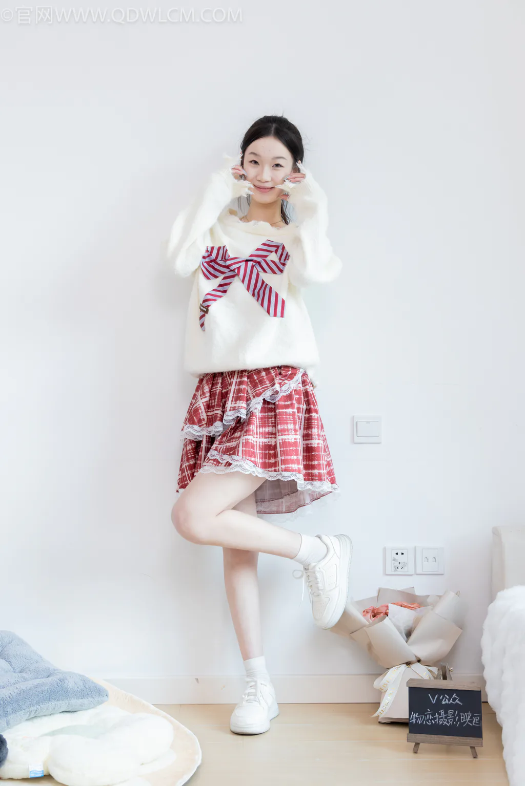 勿恋传媒 NO.2595 水密桃-板鞋、白棉袜、裸足[161P/1V/4.14GB]插图1