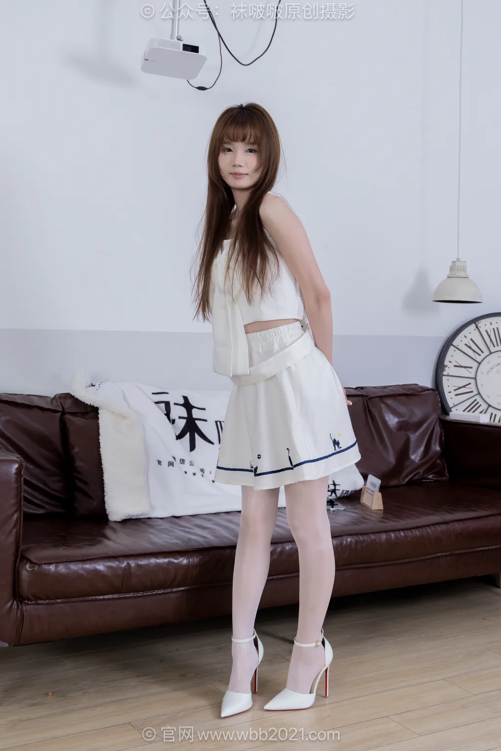 [BoBoSocks袜啵啵]NO.650 甜甜圈-高跟鞋、油亮珠光厚白丝、裸足[149P/1V/6.10GB]插图1